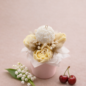 Grace Bloom- Käsitöö küünlakimp- valge roosipall