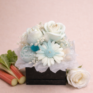 Pure Bloom- käsitöö küünlakimp helesinised lilled